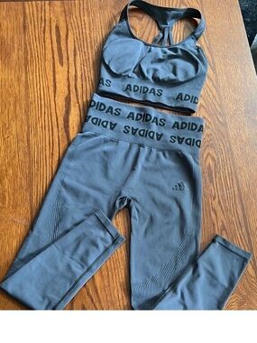 Adidas • Women’s Size XS • Gray Seamless Sports Bra & Leggings Workout Set
